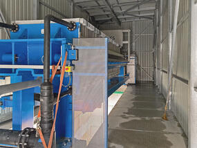 Halle für Filterpresse errichtet