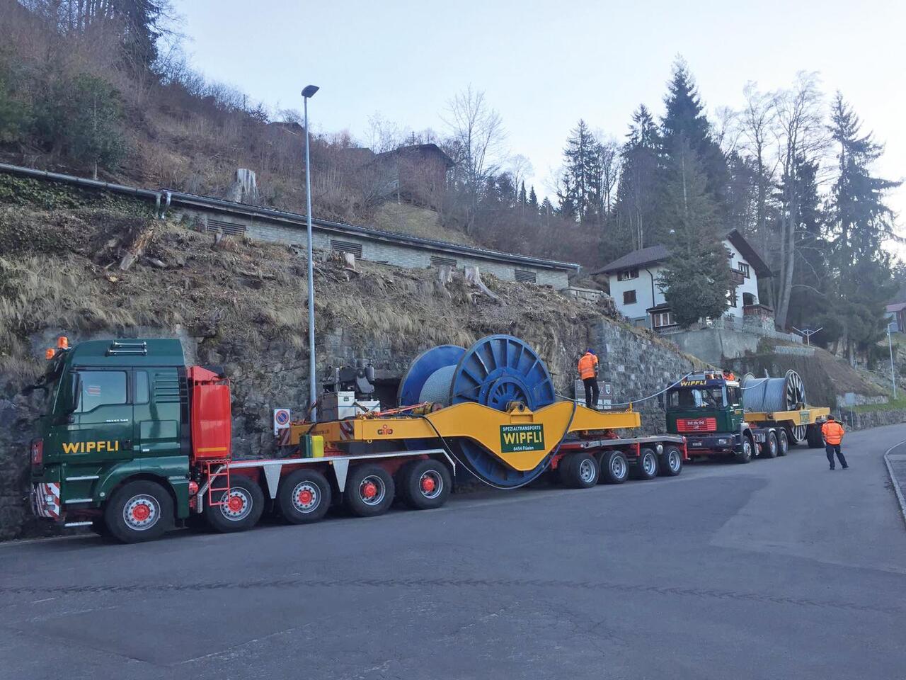 Teamwork beim Spleissen des neuen Zugseils.