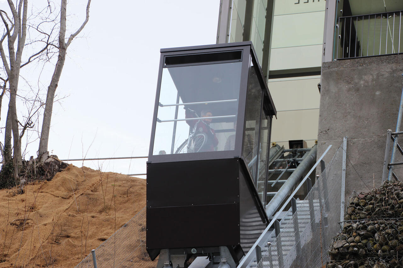 Fussgänger wie Velofahrer nutzen den Schrägaufzug im Webermühle-Quartier.