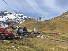 Erste D-Line-Sesselbahn der Schweiz montiert