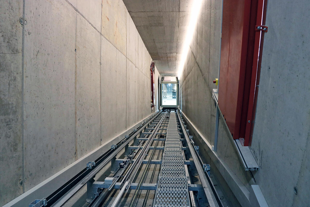 Blick in den Schrägaufzug-Schacht
