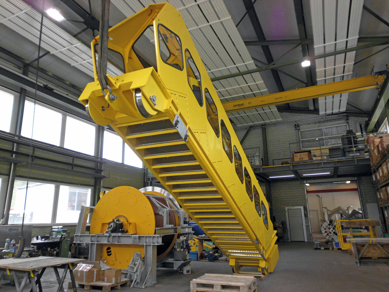 Das Fahrzeug wurde in unserer Montagehalle in Schwanden für die engen Platzverhältnisse gestestet