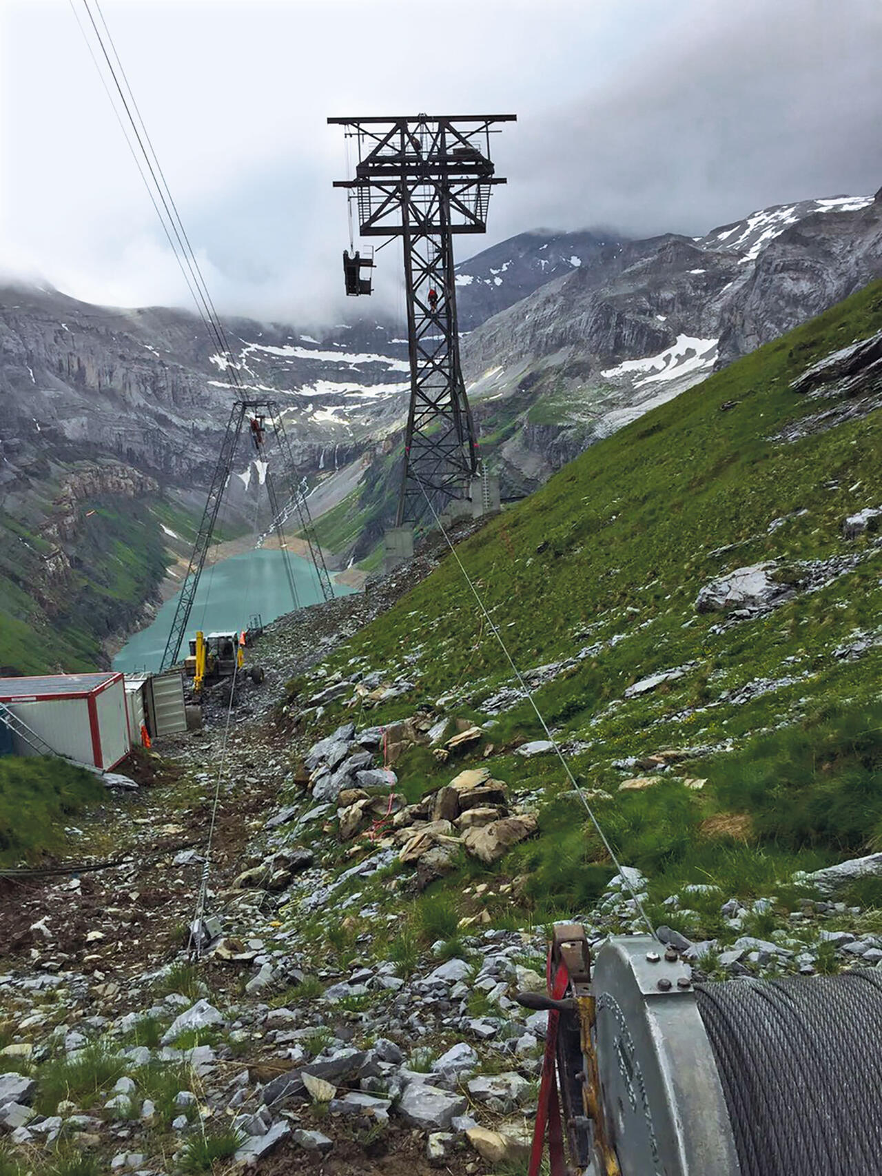 Die Tragseile werden ins Tal gebracht.