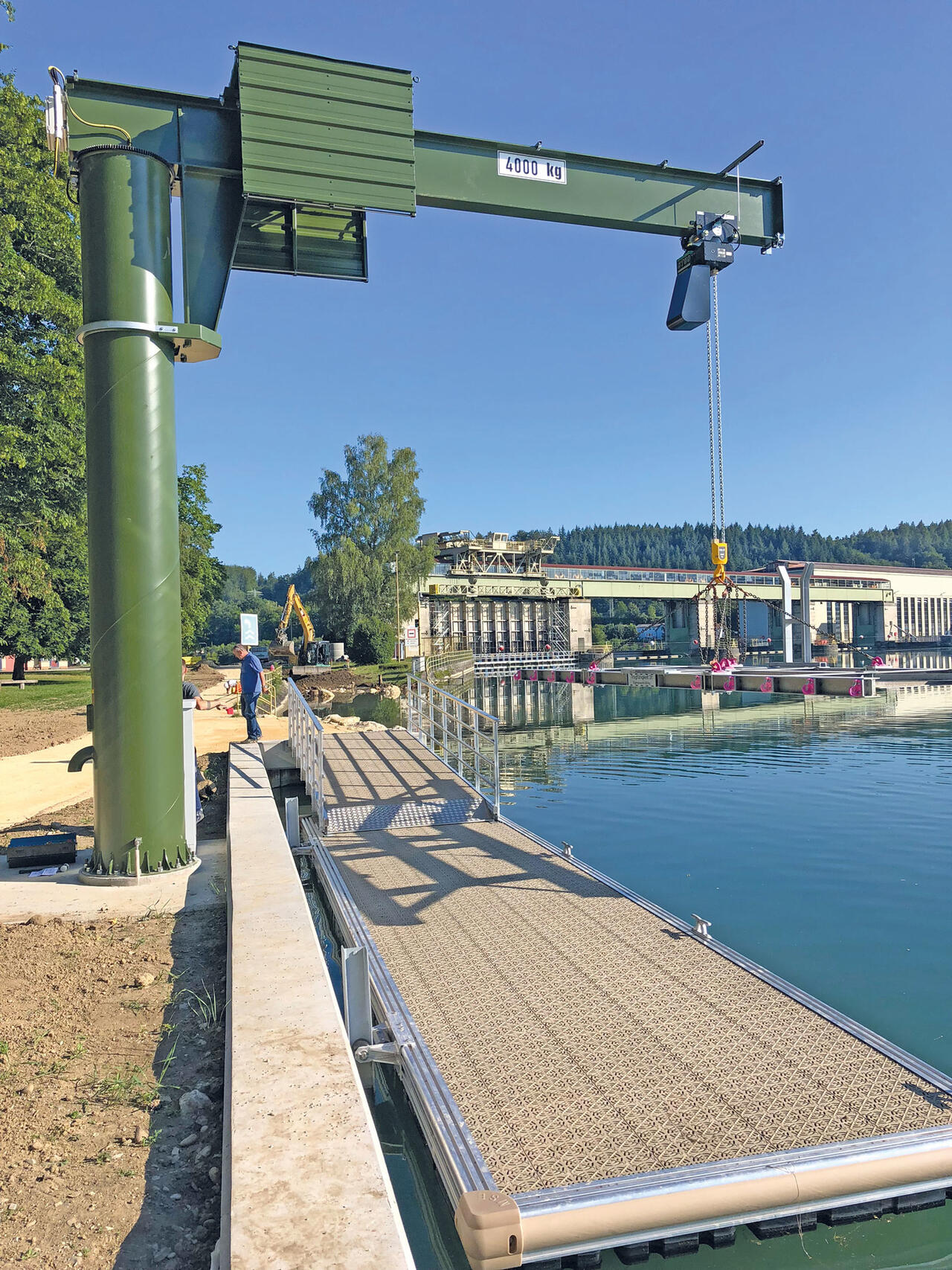 Schwimmsteg mit Säulendrehkran