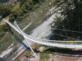 Hängebrücke mit Kurve über die Maggia