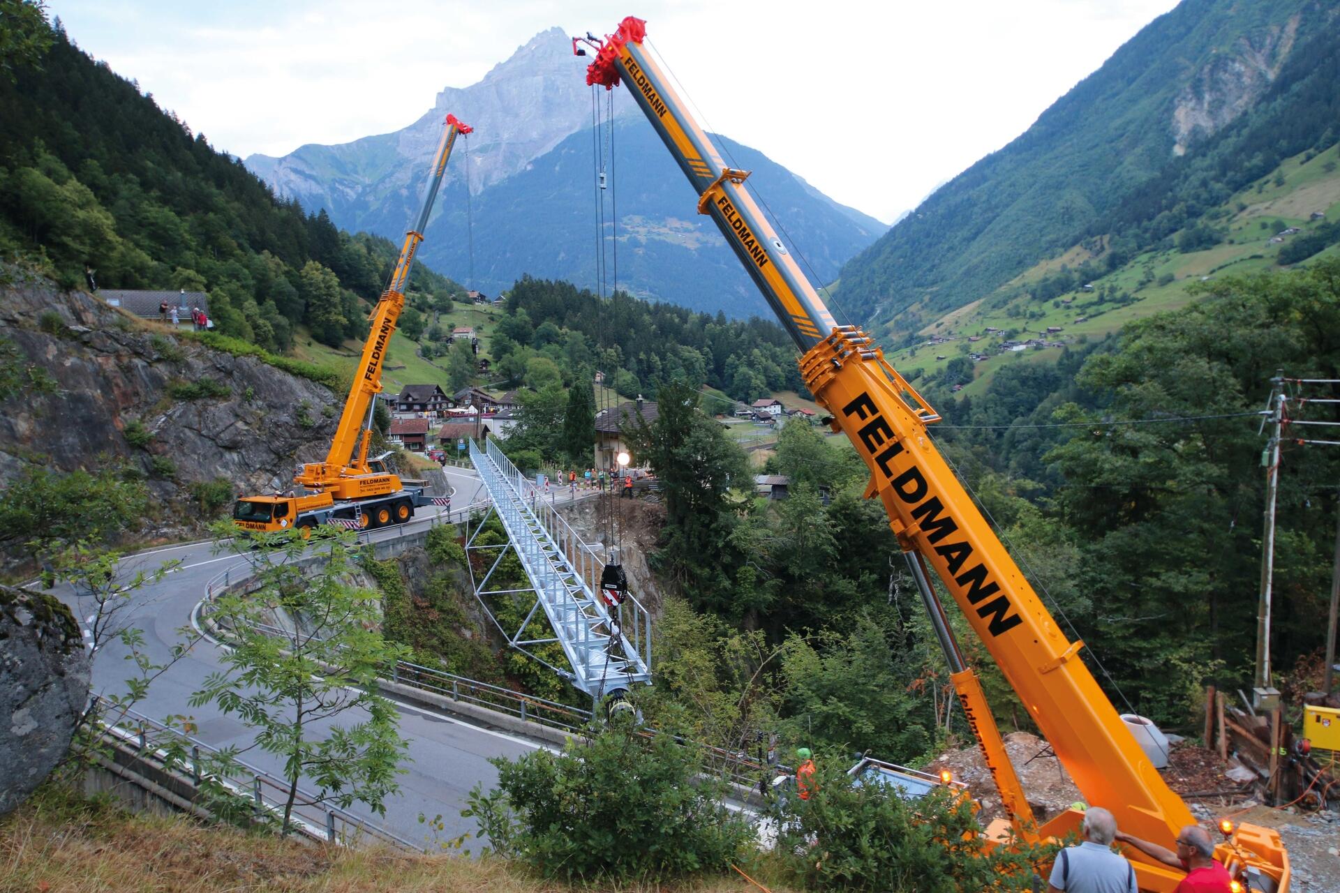 Mit Pneukranen wurde die Brücke auf die Betonsockel montiert.