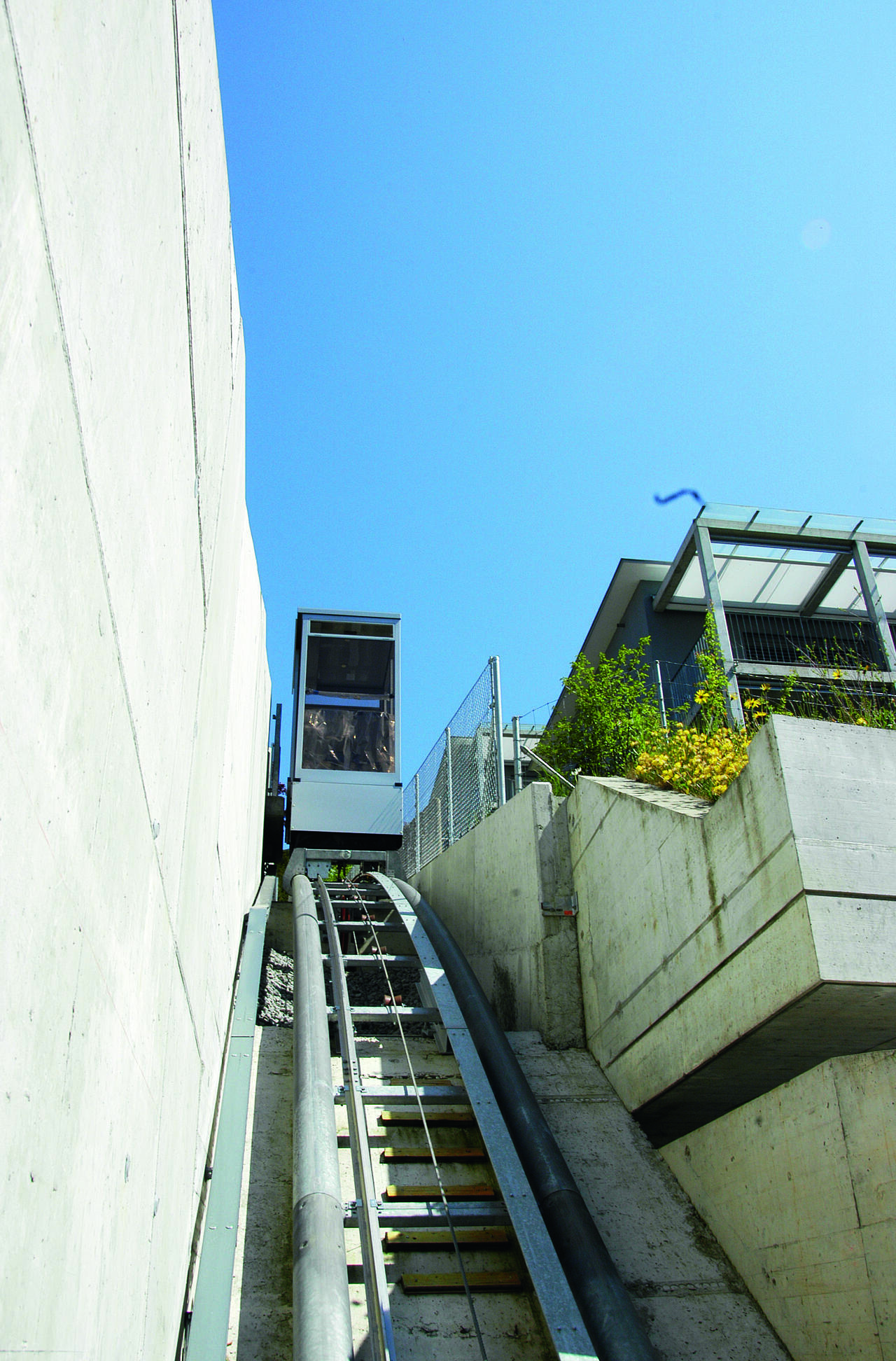 Der Schrägaufzug fährt fünf beidseitige Stationen an.