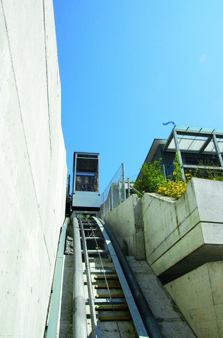 Der Schrägaufzug fährt fünf beidseitige Stationen an.