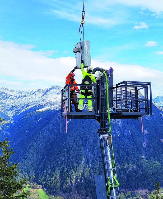 Montage Lawinenmast in Montafon.