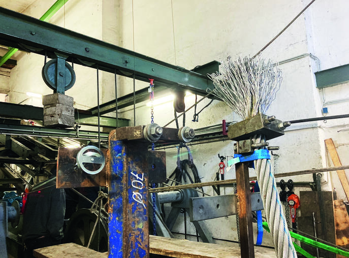 Vorbereitung des neuen Spannseils zum Muffen.