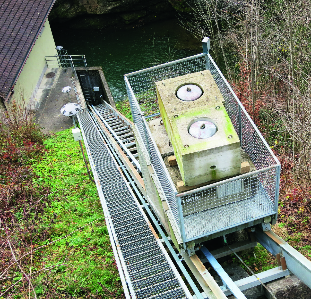 Beladenes Fahrzeug der Kraftwerkanlage in Krummenau.