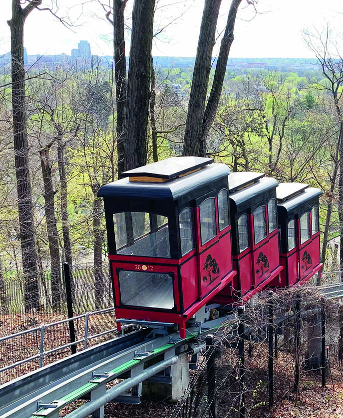 Der John-Ball-Zoo-Schrägaufzug mit drei Wagen.