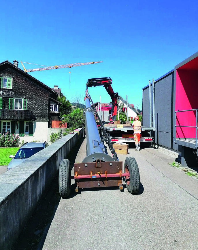 Transport der Masten für Montage.