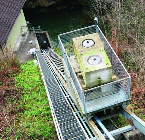 Beladenes Fahrzeug der Kraftwerkanlage in Krummenau.