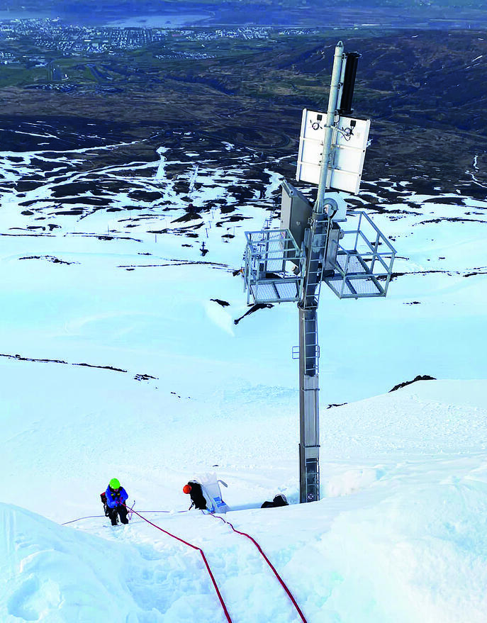 Der erste Lawinenmast in Island wird montiert.