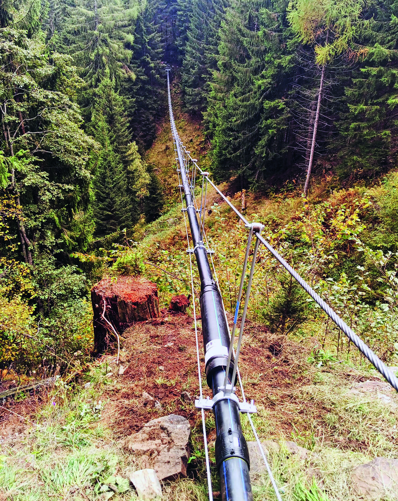 Die Wasserleitung Zupelon mit 390 m Länge hängt frei über dem Tobel.
