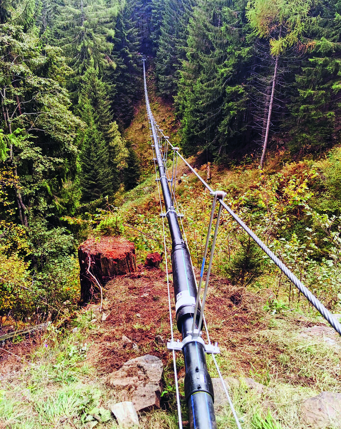 Die Wasserleitung Zupelon mit 390 m Länge hängt frei über dem Tobel.