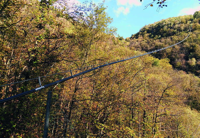 Die Rohrhängebrücke Salsin mit der 102 m langen Wasserleitung.