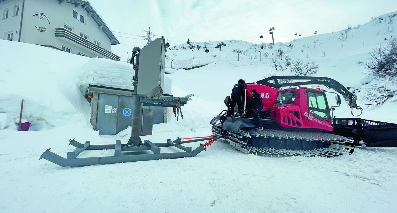 Mit dem Pistenfahrzeug wird der extra konstruierte Schlitten mit Lawinenwächter in die Höhe gezogen.
