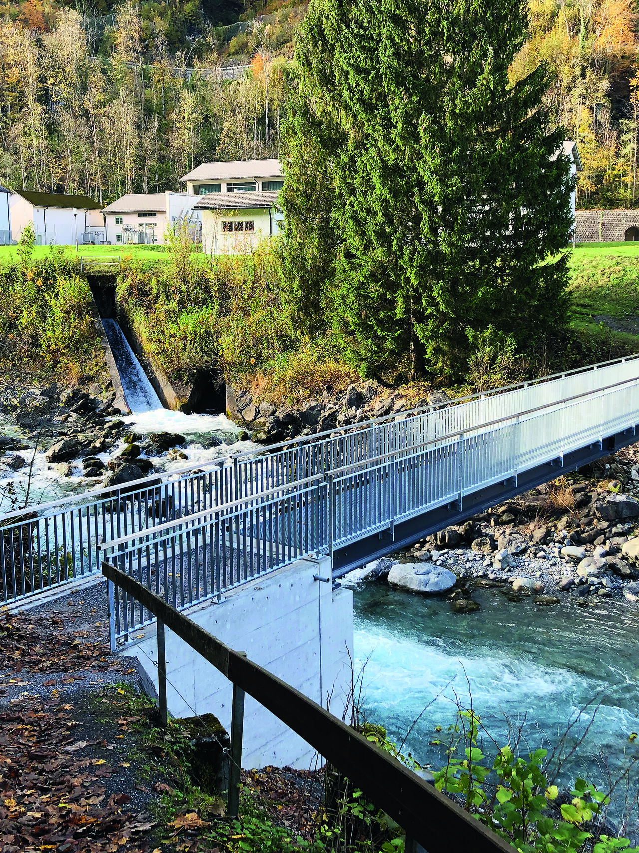 Neue Brücke über die Linth.