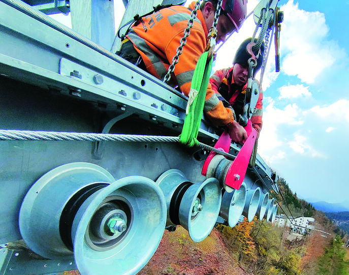 Montage der Kompaktseilbahn.