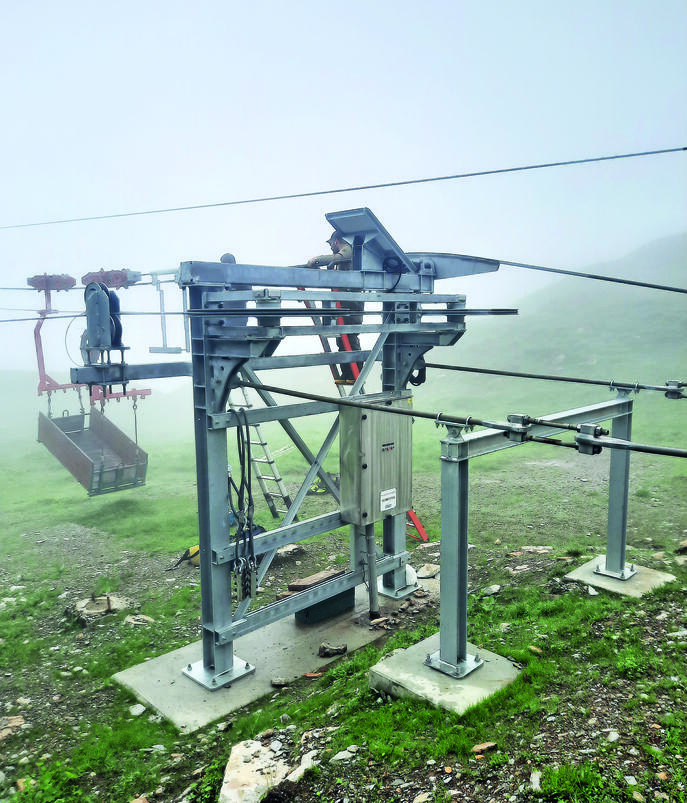 Fahrzeug vor der Bergstation.