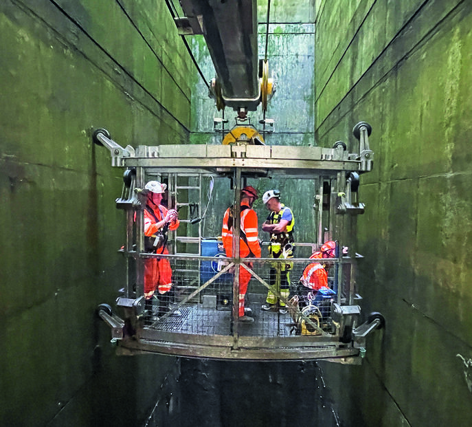 Fahrt mit vertikaler Seilbahn im Kamin.