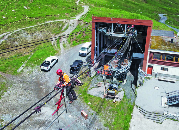 Tragseile werden vor der Parsennhütte geschoben.