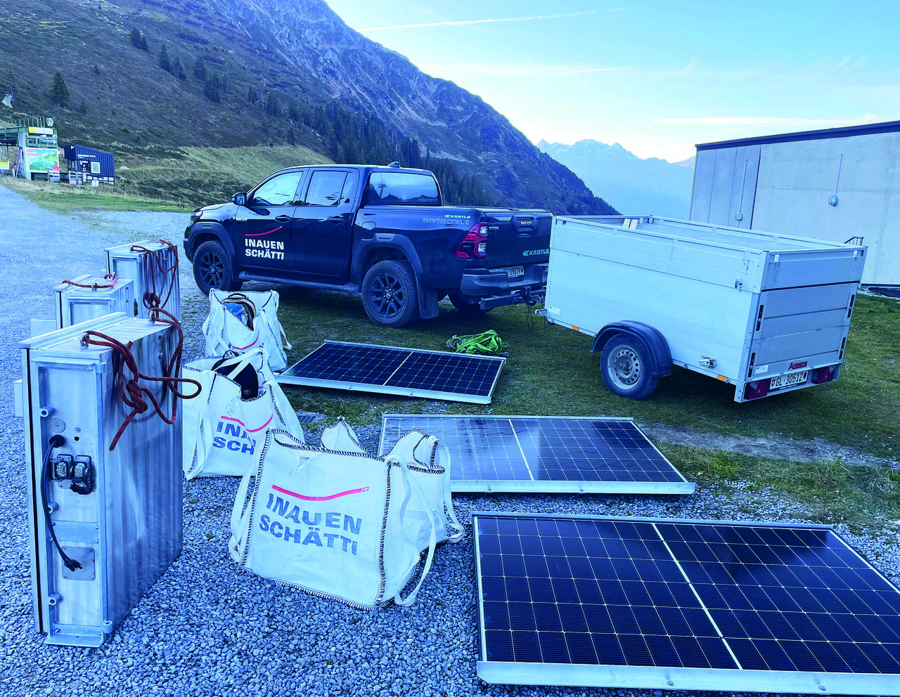 Equipment mit Solarpanels.