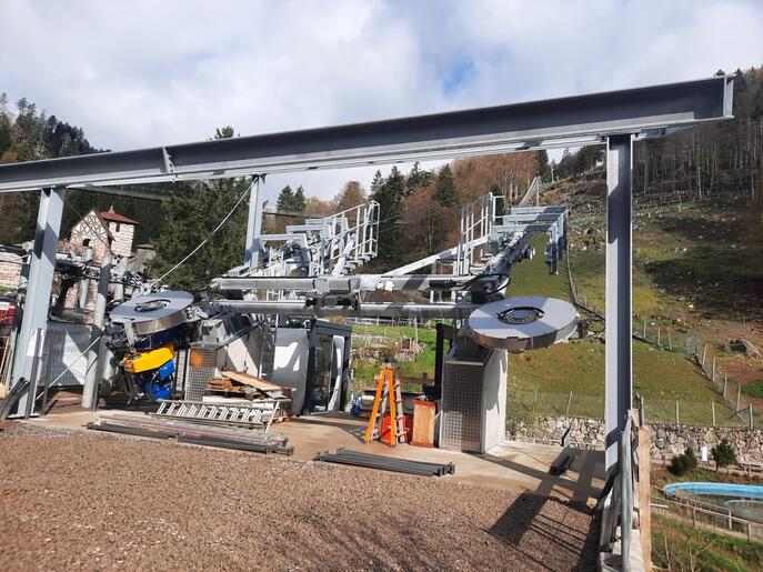 Bau der Talstation mitten im Park.