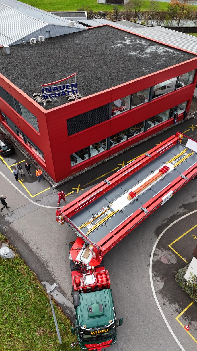 Die Schiebebühne geht in Schwanden auf Fahrt über den Brünig.