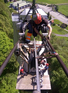 Das Reserveseil wird montiert.