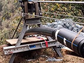 Zwei Rohrhängebrücken für Wasserversorgung 