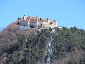 Ascenseur incliné du château de Rasnov en Roumanie