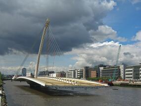  Montage de câble sur le pont Samuel Beckett à Dublin
