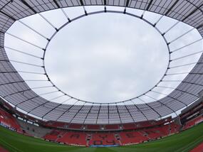 Montage de câble sur le stade de BayArena à Leverkusen