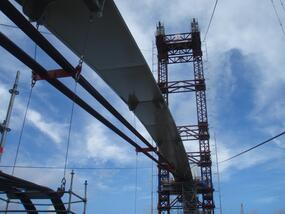 Montage de câbles sur le pont De Oversteek à Nimègue