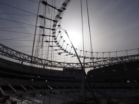 Montage de câbles pour la couverture du stade de La Peineta à Madrid